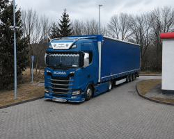 Niebieska ciężarówka LOGISTIC – flota transportowa